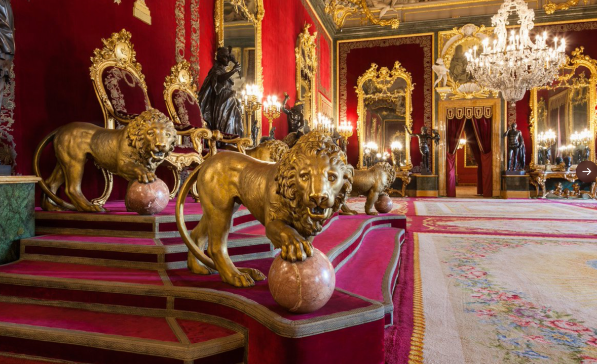 Cuatro leones de bronce dorado en el Palacio Real 