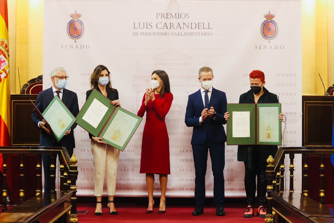 La reina Letizia con los premiados con el galardón Luis Carandell en 2022.