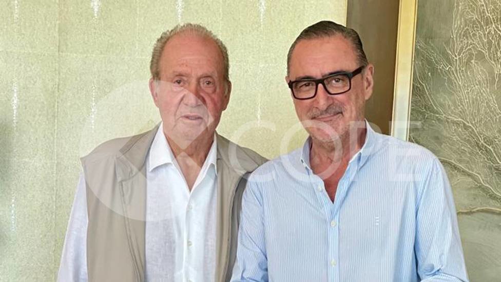 Don Juan Carlos este fin de semana junto a su amigo, el periodista Carlos Herrera. Foto COPE.