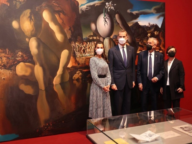 Sus Majestades los Reyes han inaugurado la exposición "Dali-Freud" en el museo Unteres Belvedere de la capital austriaca.