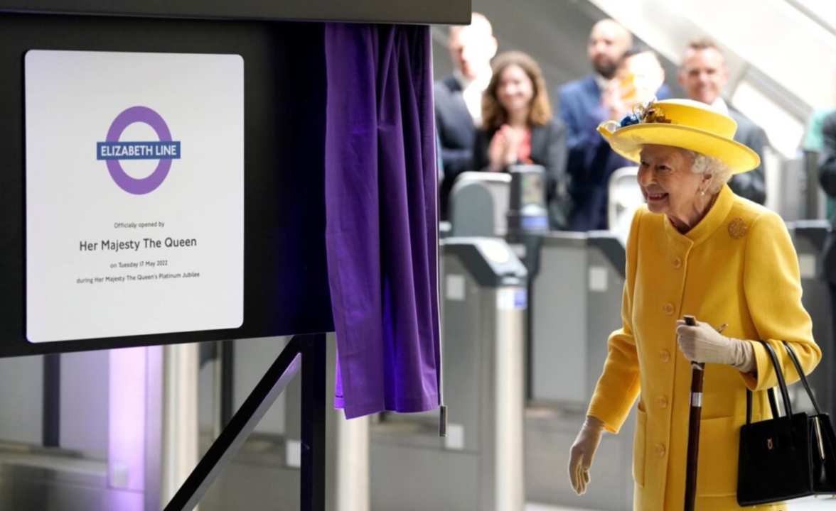 La reina Isabel II inaugurando la parada de metro que llevará su nombre