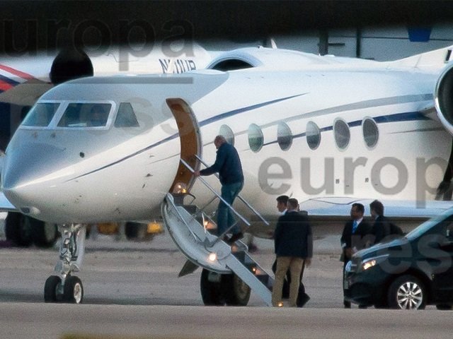 El rey Juan Carlos se sube al avión  en Vigo rumbo a Abu Dabi.
