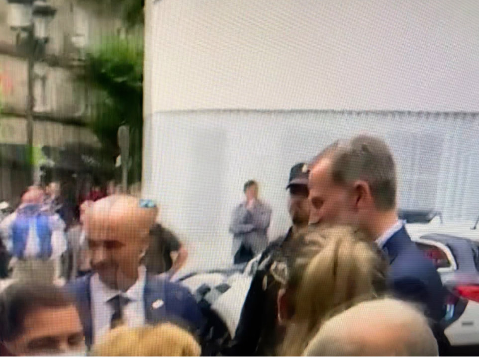 Felipe VI saludando a los vigueses a la salida de la Ciudad de la Justicia.