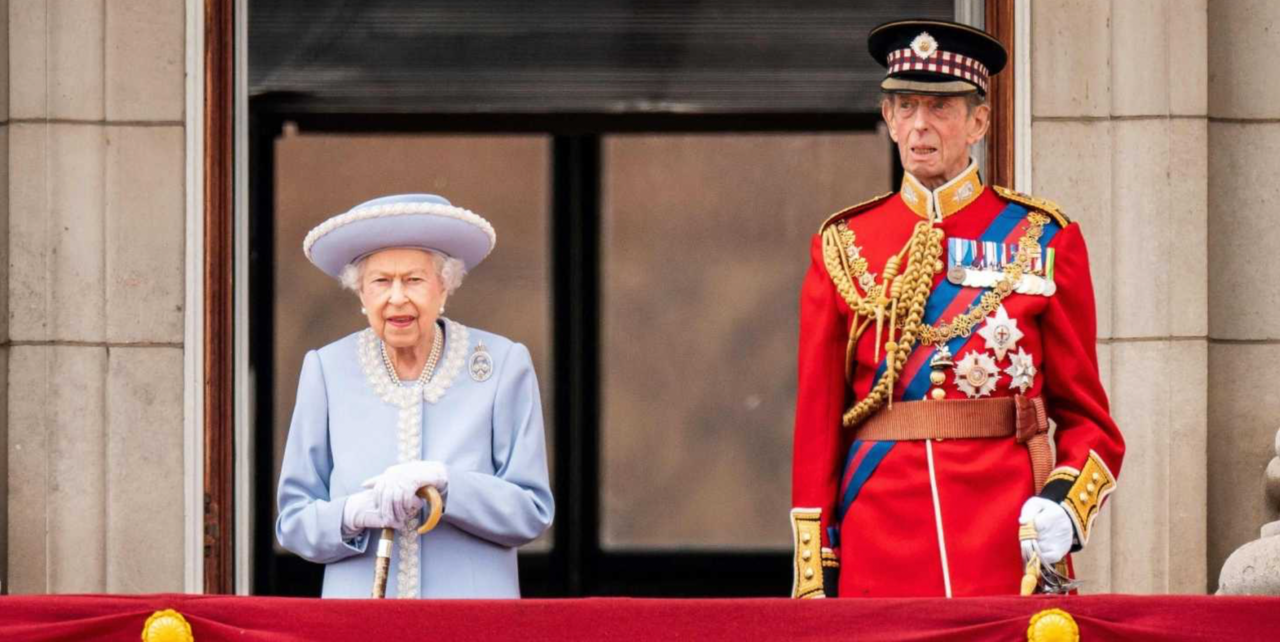 Isabel II junto con el Príncipe Eduardo, en el balcón del Palacio de Buckingham durante el Jubileo de Platino.