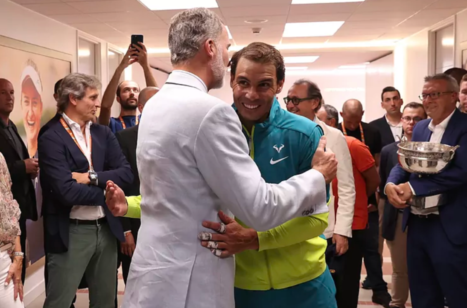 Felipe VI felicitando a Rafael Nadal por su 14º Roland Garros.