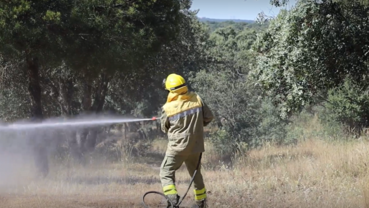 Un bombero apagando un incendio