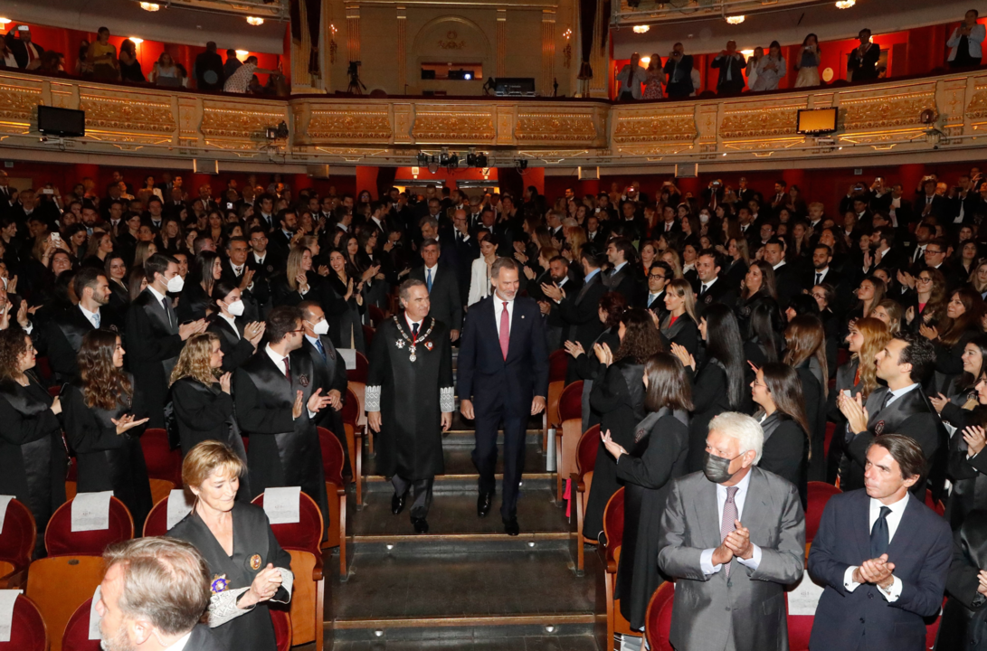 El Rey inaugura, en el Teatro Real, la celebración del 425 Aniversario del Ilustre Colegio de Abogados de Madrid con el acto de Jura o Promesa de la Constitución de los nuevos letrados que se incorporan a la profesión. 