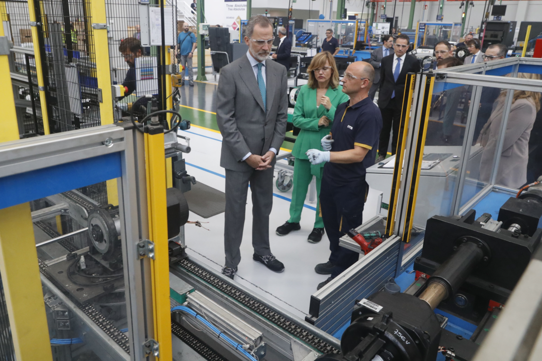 El Rey ha saludado a los trabajadores de la nueva fábrica de Otis, inaugurada hoy en San Sebastián.