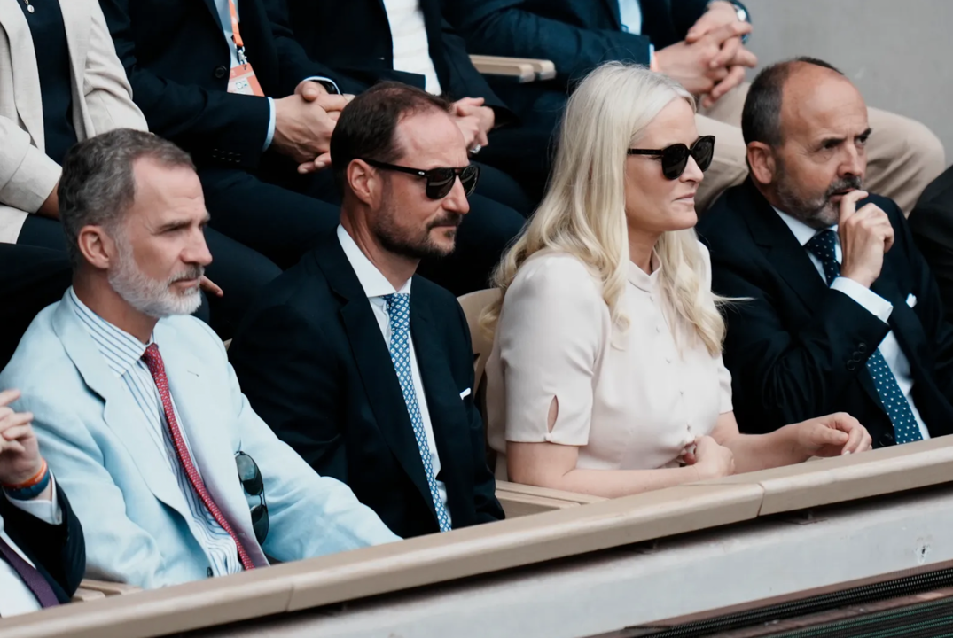 Felipe VI, Haakon y Mette - Marit en la final de Roland Garros sin la reina Letizia copia