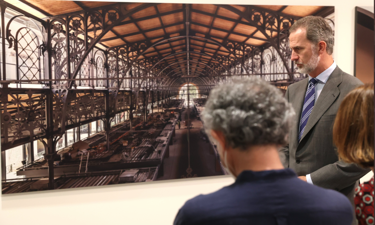 El Rey ha visitado la exposición conmemorativa del 70º aniversario de Ferrovial, más de 40 fotografías del recorrido de José Manuel Ballester por 50 proyectos de esta compañía alrededor del mundo. 