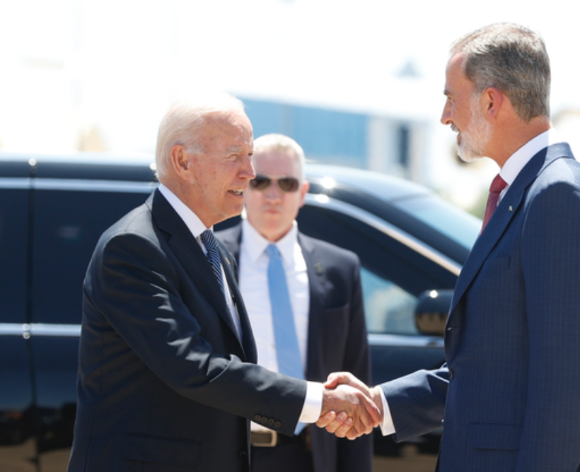 Felipe VI recibe a Joe Biden en la base de Torrejón de Ardoz.