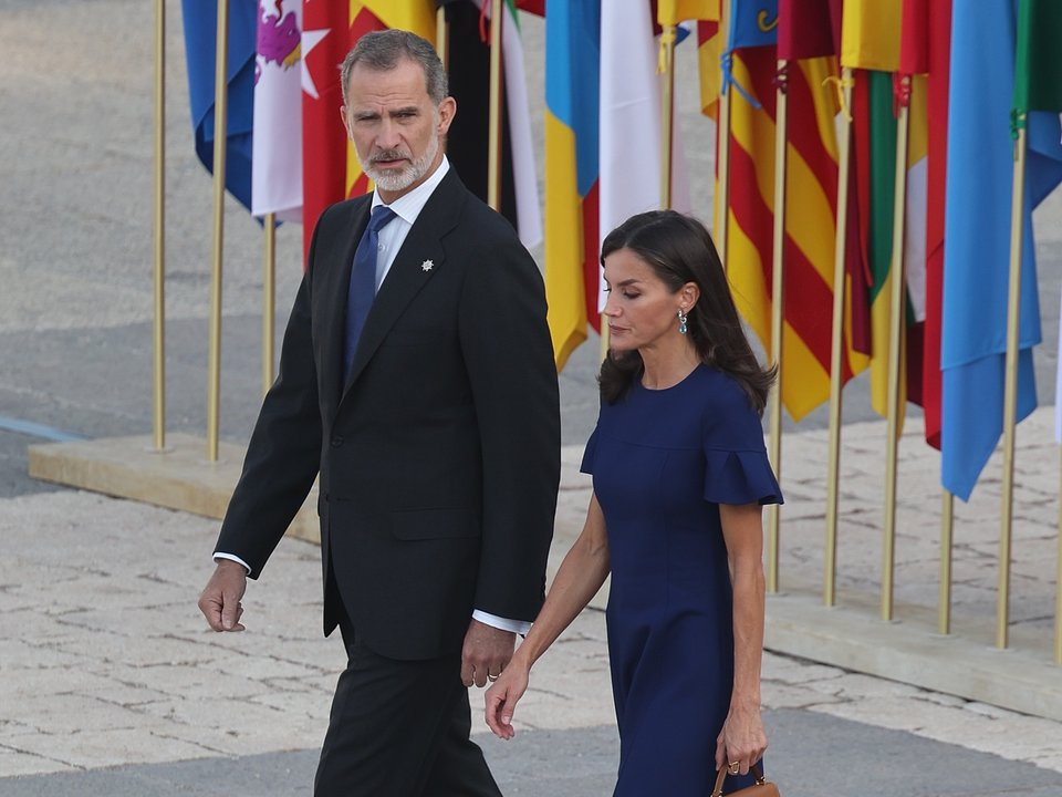 Los Reyes Felipe VI y Letizia a su llegada al segundo homenaje de Estado a las víctimas de la pandemia del coronavirus, en la Plaza de la Armería del Palacio Real. Foto de archivo.