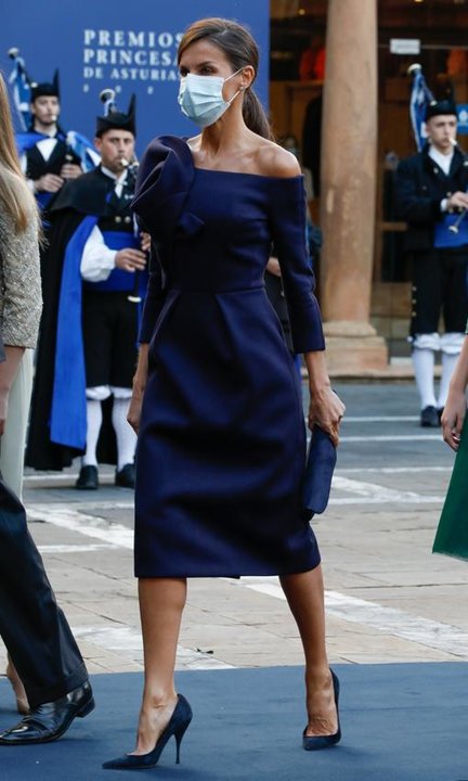 La reina Letizia en los Premios Princesa de Asturias 2021 llevando tacón alto.
