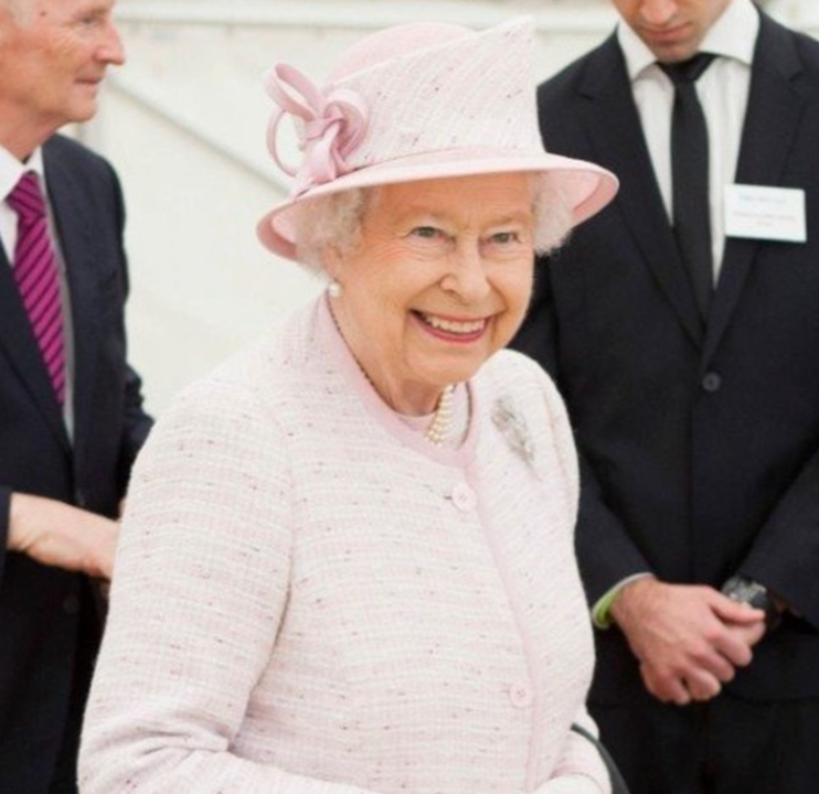 Isabel II durante su visita al colegio en 2014.