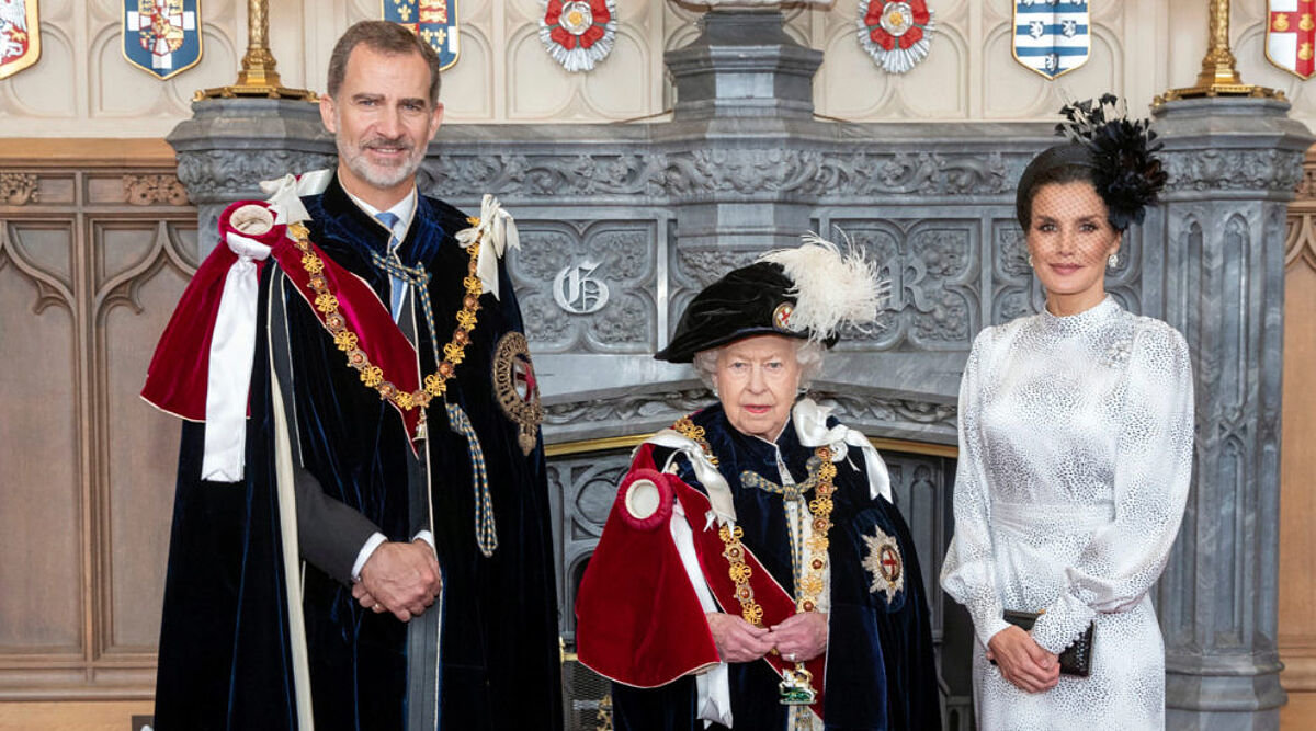 El Rey Felipe VI, la Reina Isabel II de Inglaterra y la Reina Letizia en una foto posterior a la ceremonia de investidura de Don Felipe como Caballero de la Muy Noble Orden de la Jarretera, la máxima distinción que concede la monarquía británica.