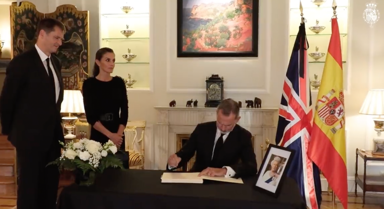 Los Reyes han presentado sus condolencias con motivo del fallecimiento de la Reina Isabel II, en la residencia del embajador del Reino Unido en España.