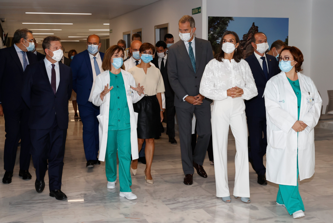 Los Reyes han visitado la zona de ampliación del Hospital Universitario de Guadalajara que se inaugura hoy, donde han conversado con profesionales de diferentes unidades. 