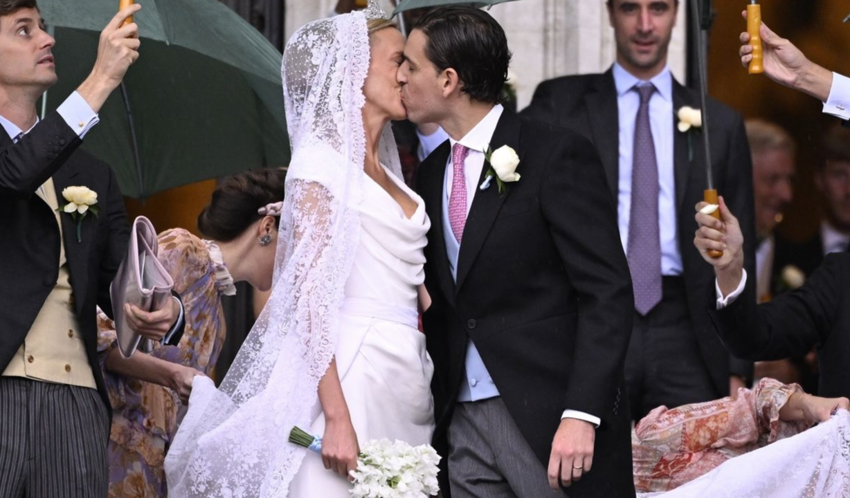 La princesa Maria Laura besa a su esposo William Isvy tras la boda |EUROPA PRESS