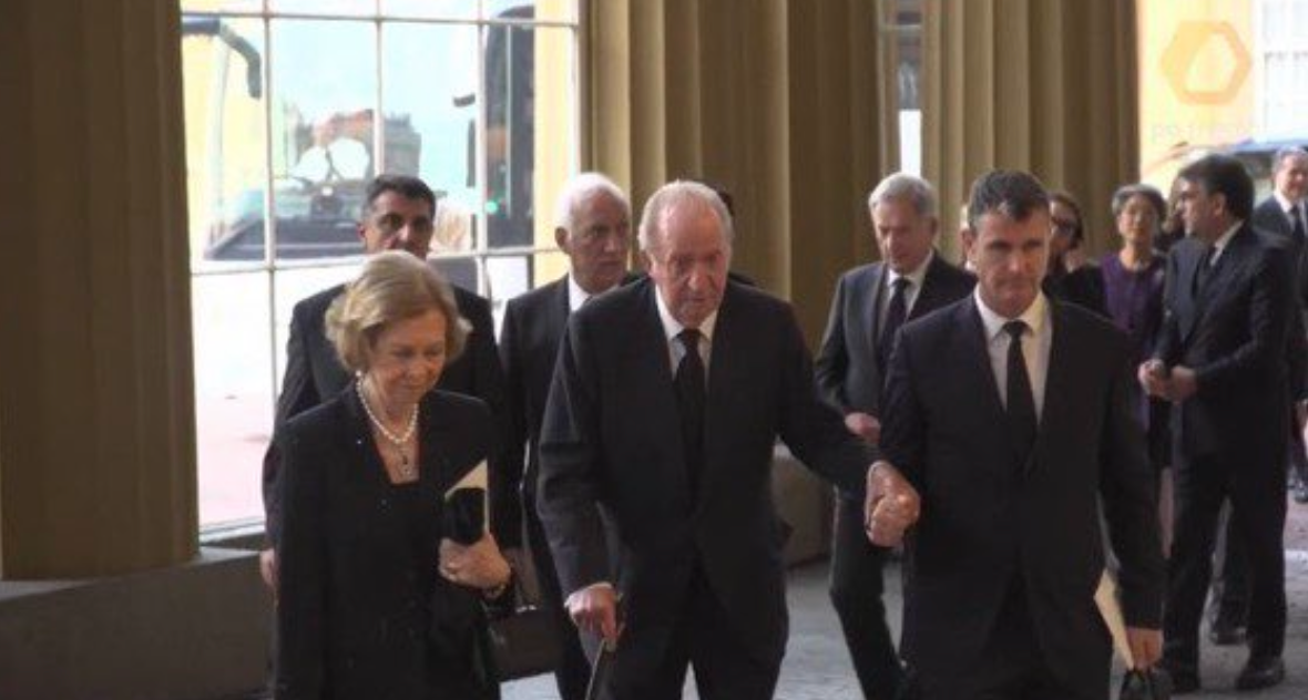Juan Carlos I y la reina Sofía llegando al palacio de Buckingham.