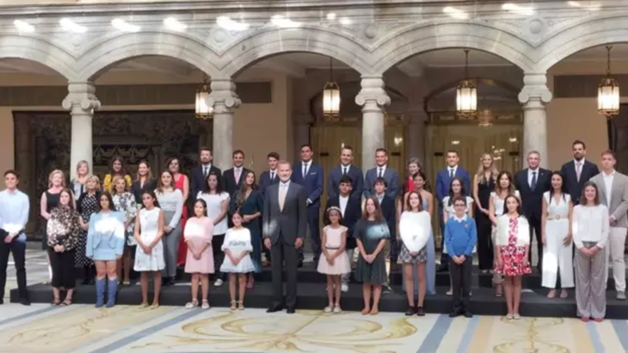Felipe VI recibe en El Pardo a los escolares ganadores de la 40ª edición del certamen '¿Qué es un rey para ti?' - FUNDACIÓN ORANGE