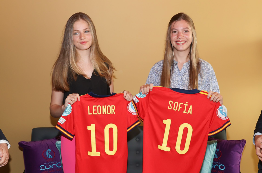 La federación regaló a las hermanas dos camisetas de la selección española con su nombre impreso y el número 10. Ambas posaron sonrientes con sus regalos en una foto que difundió en redes la Casa del Rey.