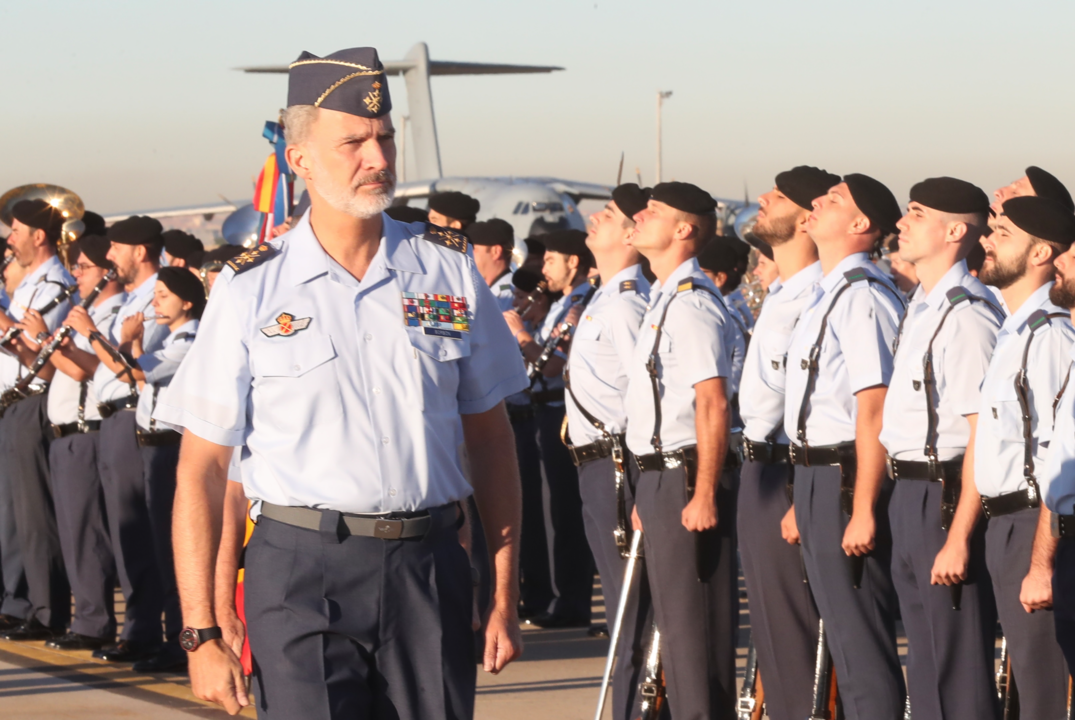 El Rey visita, en la Base Aérea de Torrejón, las unidades #GRUCEMAC, #COVE y #CESAEROB del Ejército del Aire y del Espacio.