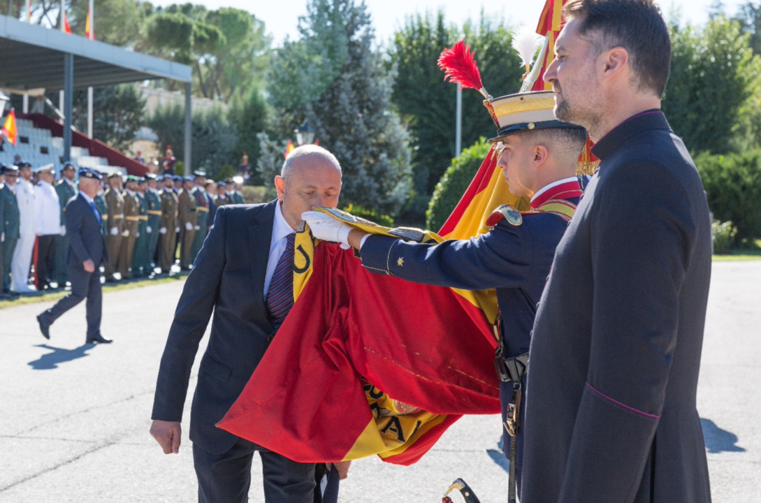 Un veterano a su paso por la bandera de España de la Guardia Real