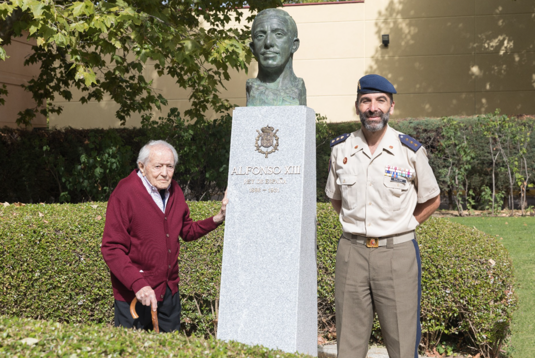 El escultor y el coronel jefe de la Guardia Real posan con el busto.