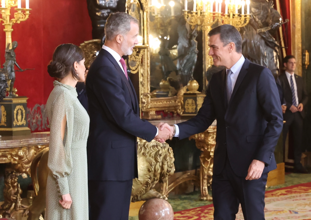 Los Reyes ofrecían la tradicional recepción conmemorativa del #DíaDeLaFiestaNacional en el Palacio Real de Madrid.
