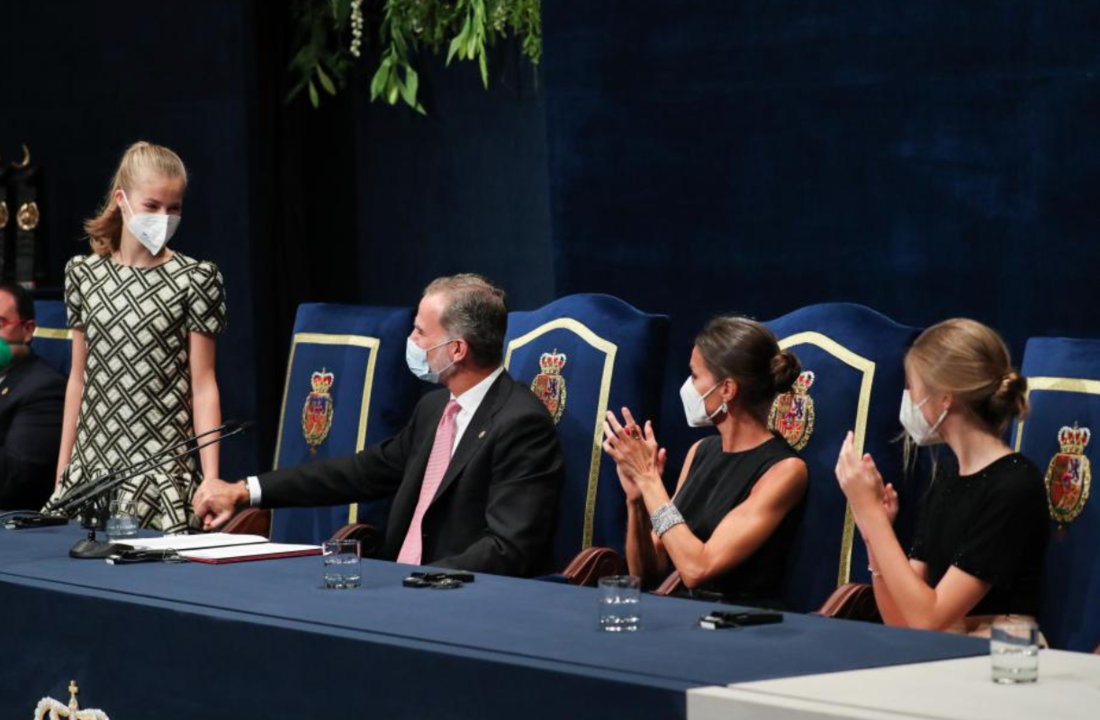 El Rey Felipe da la enhorabuena a la Princesa Leonor tras su discurso en los Premios Princesa de Asturias 2021Casa de S.M. el Rey.