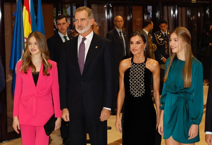 Los Reyes, la Princesa de Asturias y la Infanta Sofía llegan a Oviedo para la celebración de los actos con motivo de la entrega de los Premios Princesa de Asturias 2022. Fuente: Twitter Casa Real