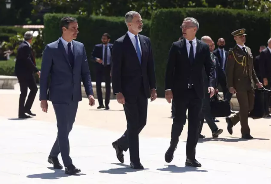 El presidente del Gobierno, Pedro Sánchez; el Rey Felipe VI y el secretario general de la OTAN, Jens Stoltenberg, a su salida del Teatro Real el pasado 30 de mayo. Europa Press