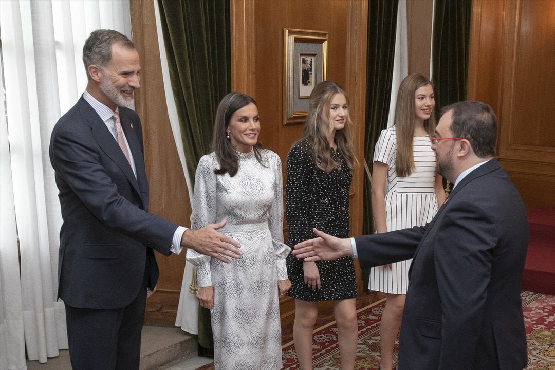 El Rey Felipe VI; la Reina Letizia; la Princesa de Asturias, Leonor de Borbón; y la infanta Doña Sofía, saludan al presidente de Asturias, Adrián Barbón, en la audiencia de los Reyes con los galardonados con las Medallas de Asturias 2022