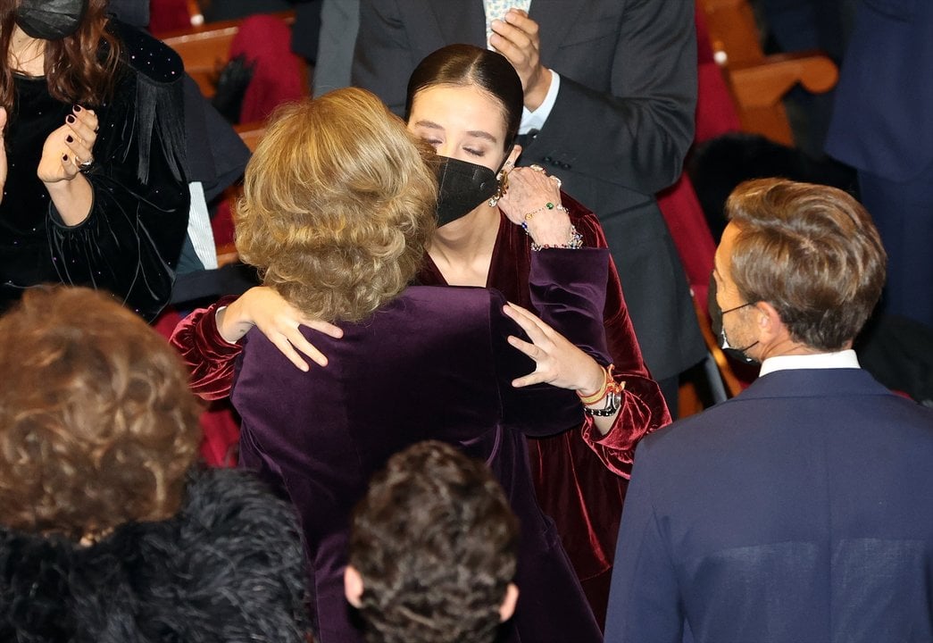 La Reina Doña Sofía saluda a su nieta, Victoria Federica de Marichalar, durante la entrega del premio BMW de pintura que se celebra en el Teatro Real, a 24 de noviembre de 2021, en Madrid, España.