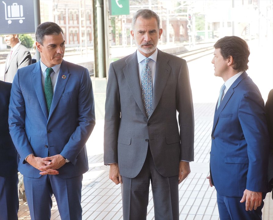 Pedro Sánchez, el Rey Felipe VI y Alfonso Fernández Mañueco en la estación de tren. Foto de archivo.
