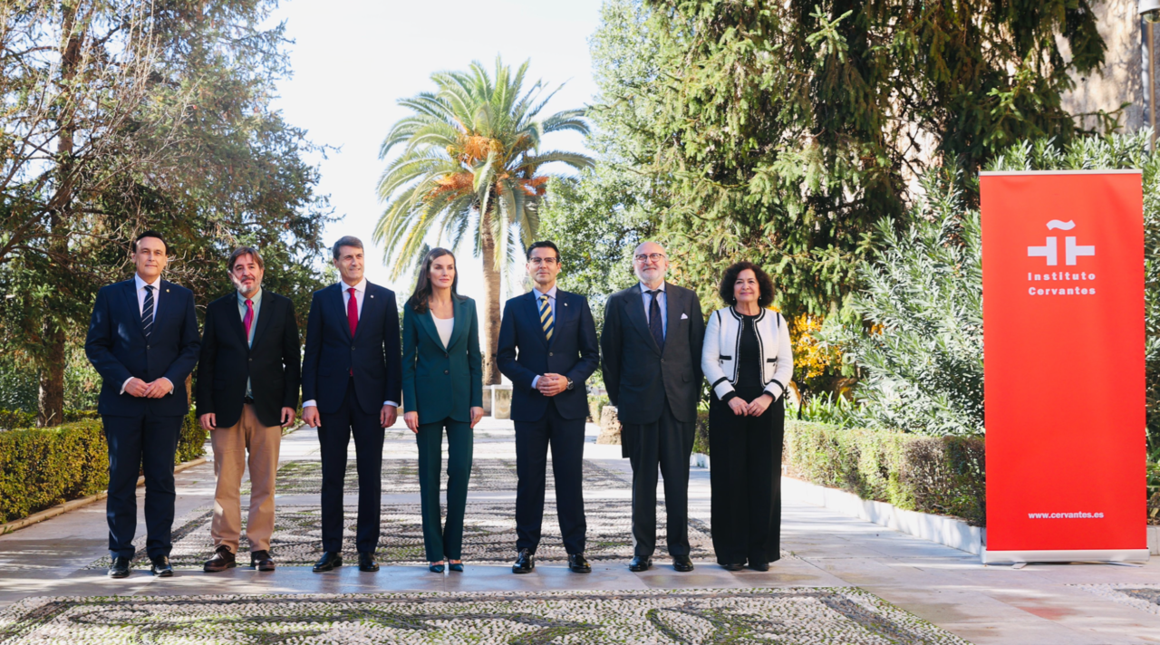 La reina presidió la inauguración de la reunión anual de directores de centros del Instituto Cervantes, que tuvo lugar en Granada.