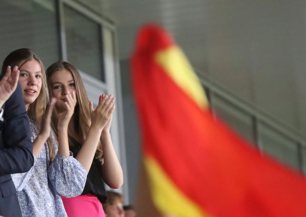 La Princesa de Asturias y la Infanta Sofía, en el encuentro de las Selecciones Femeninas de Fútbol de España y Dinamarca de la Eurocopa. Londres.