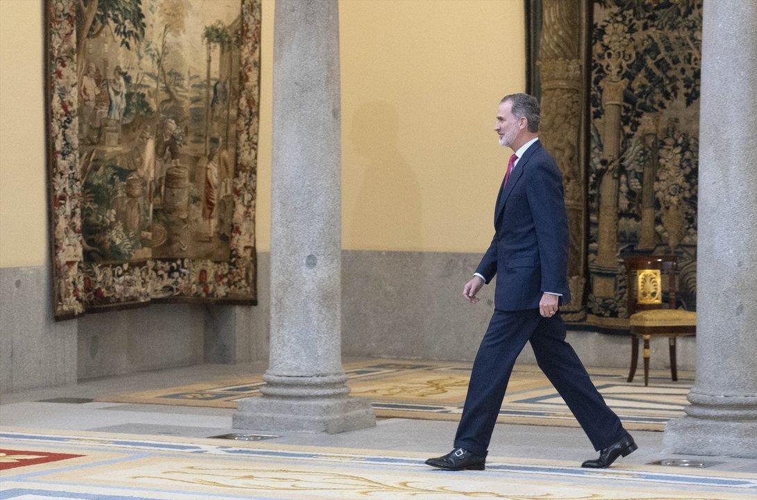 El Rey de España, Felipe VI, a su llegada a la reunión del Patronato de la Fundación Pro Real Academia Española (Fundación Pro - RAE), en el Palacio Real de El Pardo, a 12 de diciembre de 2022, en Madrid (España).