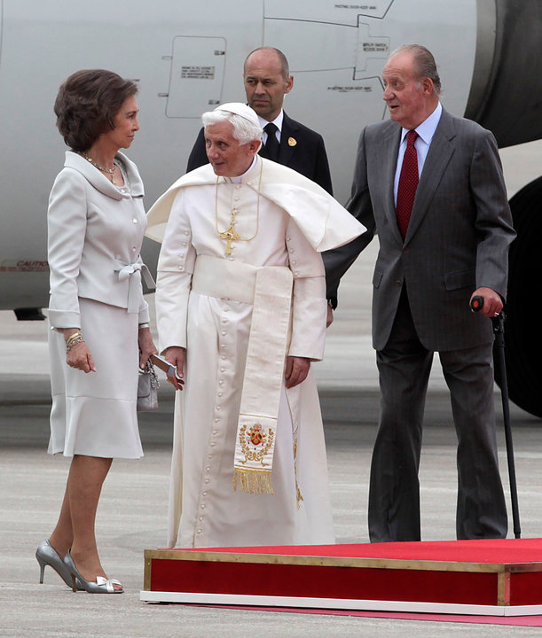 Los reyes recibiendo al Papa en Barajas en su visita a España en 2011.