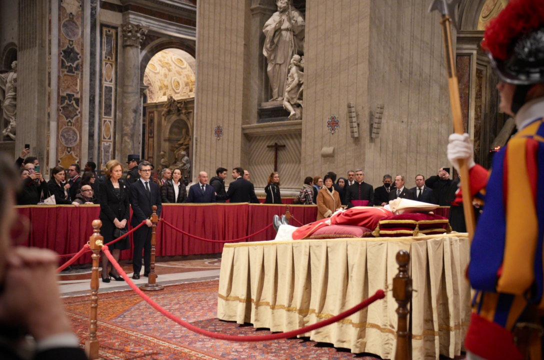 La reina doña Sofía acompañada por Félix Bolaños en el último adiós a Benedicto XVI en Roma.
