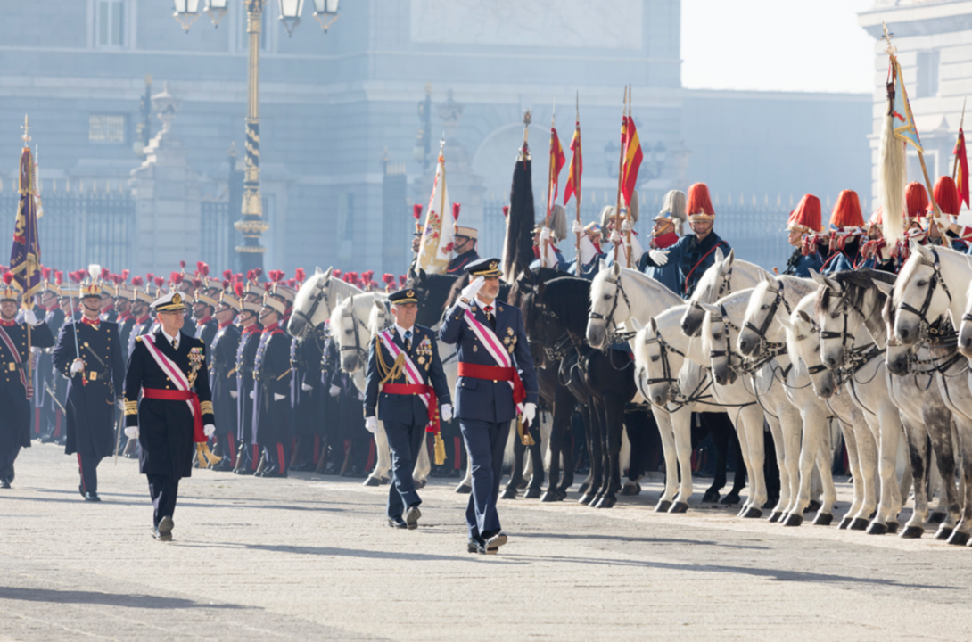 Felipe VI pasando revista a las tropas de la Guardia Real.
