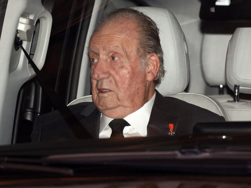 Don Juan Carlos, su última imagen antes de abandonar Grecia para regresar a Abu Dabi.
