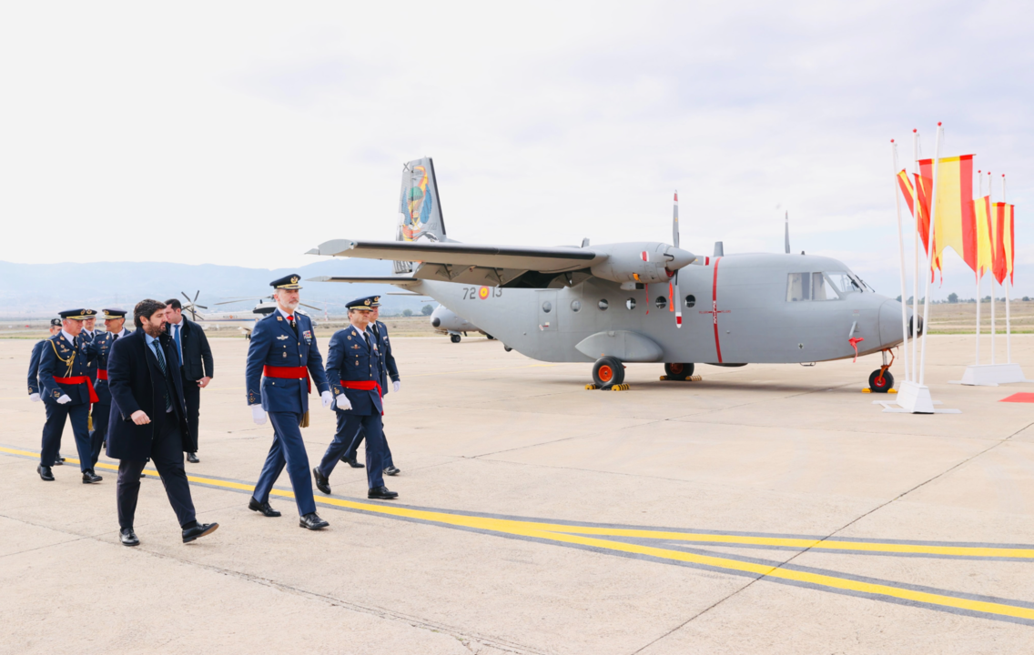 El Rey, en la Base Aérea de Alcantarilla (Murcia), para asistir al acto conmemorativo del 75º aniversario de la creación de la Escuela Militar de Paracaidismo “Méndez Parada”.