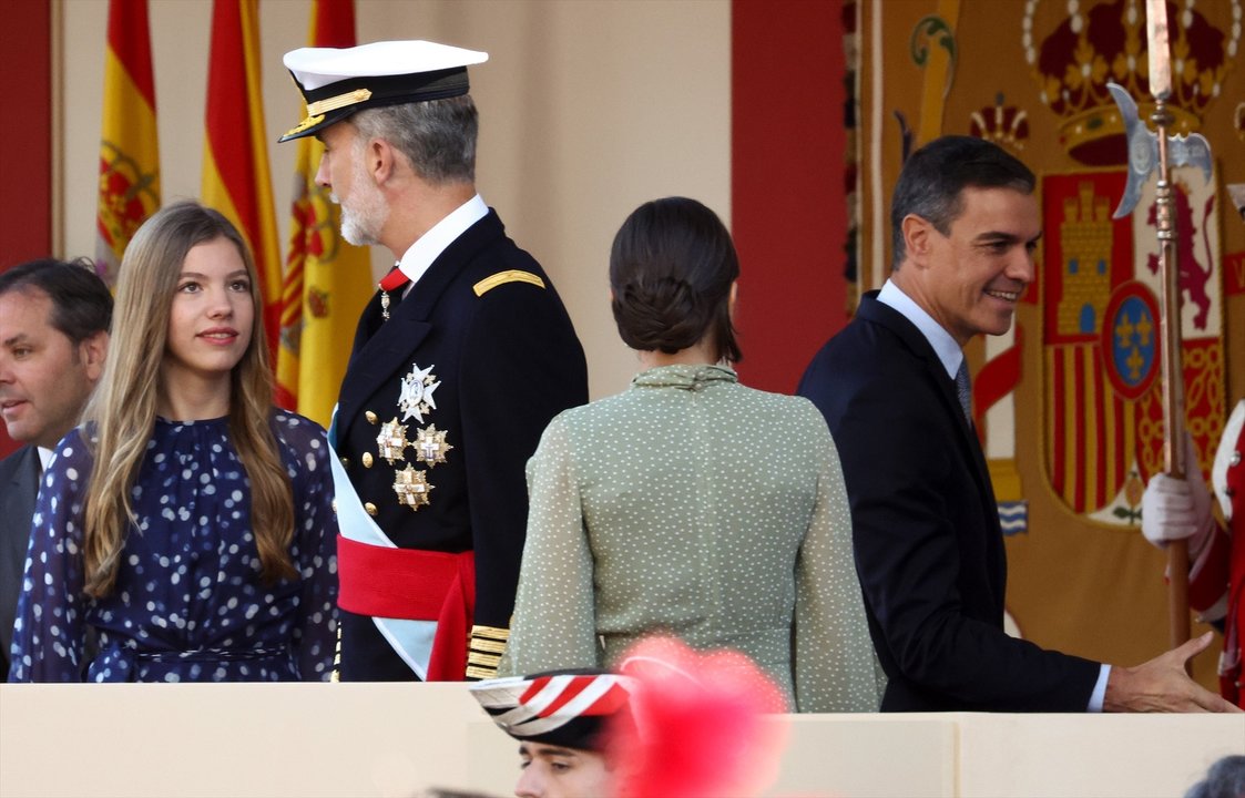 La Infanta Sofía; el Rey Felipe VI; la Reina Letizia y el presidente del Gobierno, Pedro Sánchez, durante el acto solemne de homenaje a la bandera nacional y desfile militar en el Día de la Hispanidad, a 12 de octubre de 2022. Foto de archivo.