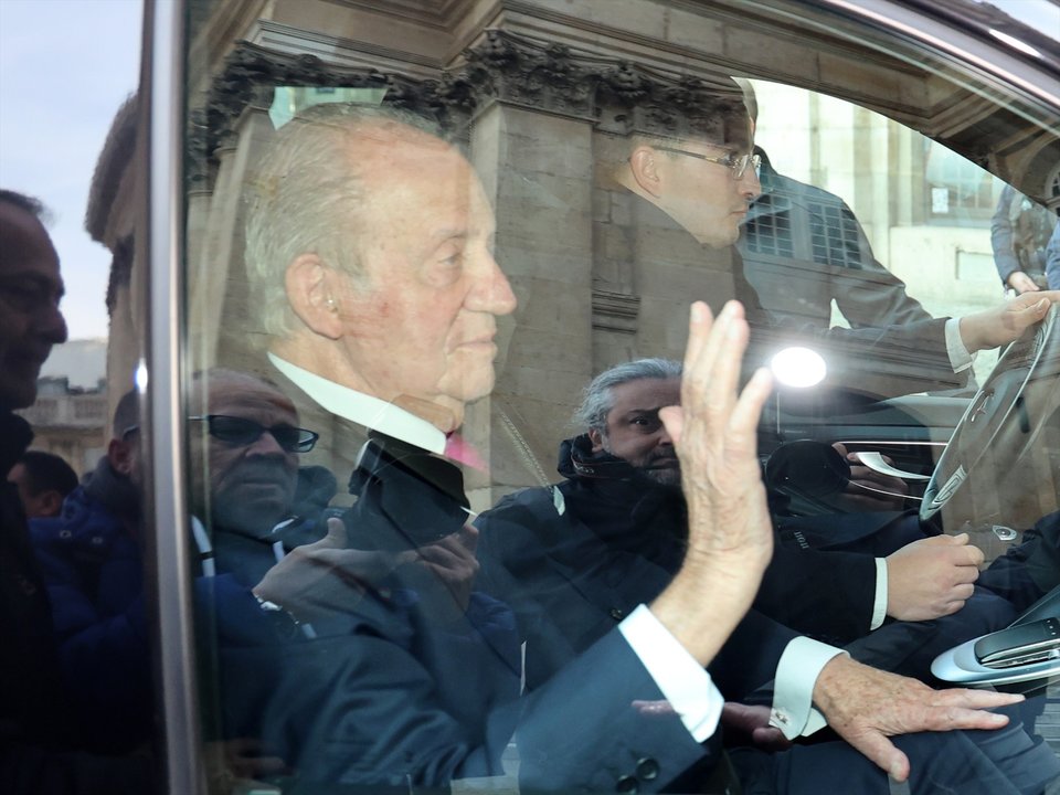 El Rey Juan Carlos a su llegada a la Academia Francesa.