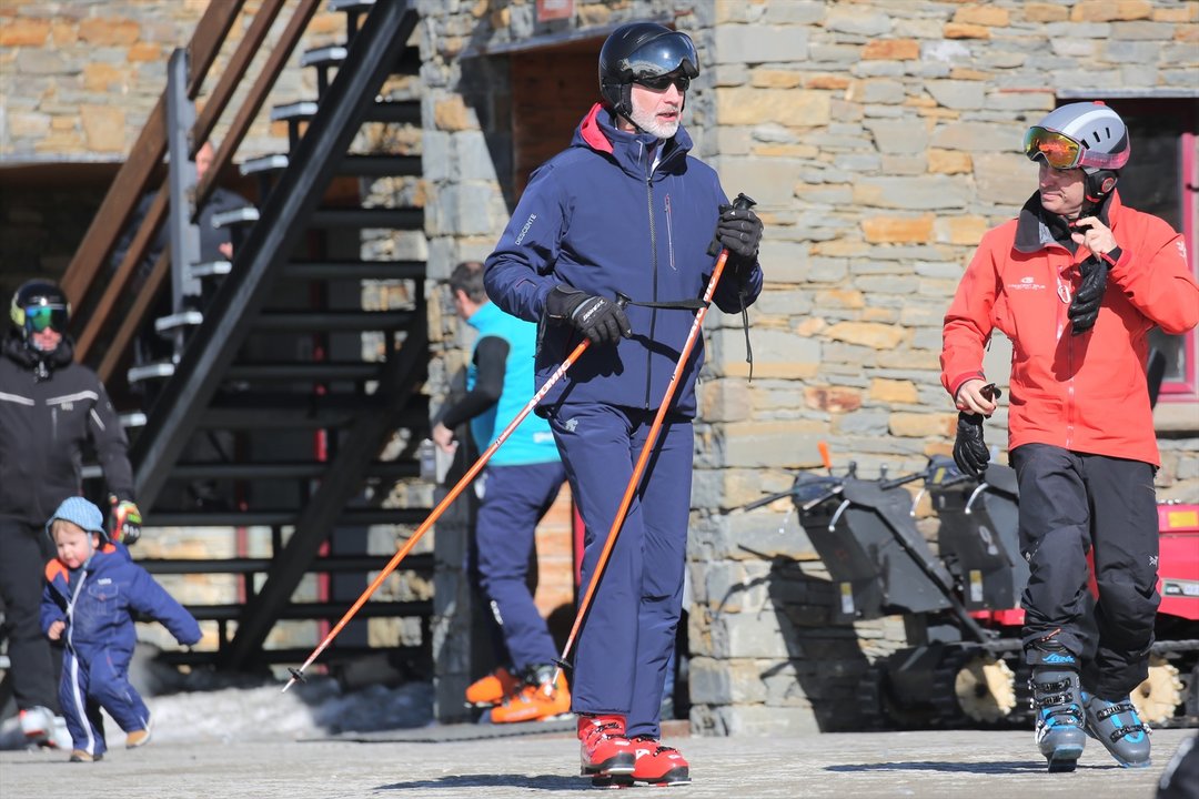 El Rey Felipe VI esquiando durante sus vacaciones en Baqueira Beret a 18 de Febrero de 2023 en Baqueira (España).