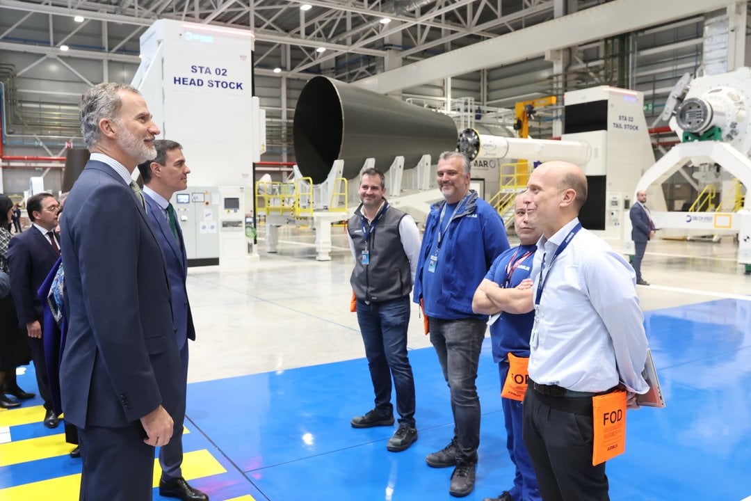El Rey ha finalizado su visita a la planta de Airbus en Getafe recorriendo las instalaciones de satélites y lanzadores, donde se fabrican piezas del cohete europeo Ariane 6.