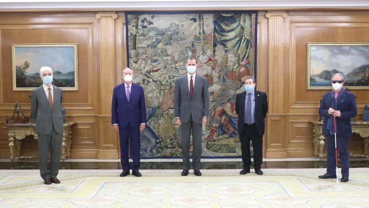 Felipe VI recibe a la Junta de Gobierno del Ateneo de Madrid en el Palacio de la Zarzuela, el 23 de octubre de 2020. 