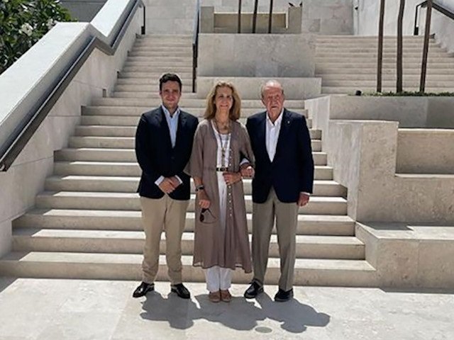 El Rey Juan Carlos, la Infanta Elena y Froilán, juntos en Abu Dabi el Domingo de Resurrección