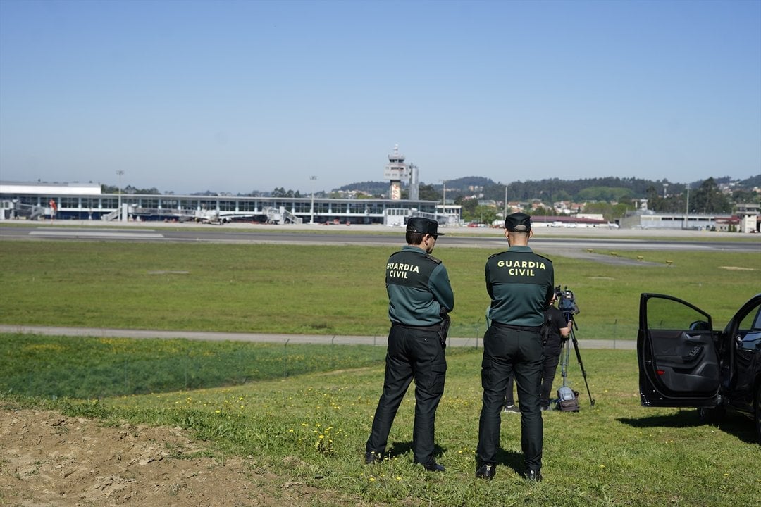 Dos agentes de la Guardia Civil en las inmendaciones de la pista de aterrizaje del aeropuerto de Peinador, en Vigo, donde aterrizará el avión procedente de Londres en el que viaja el rey emérito Juan Carlos I